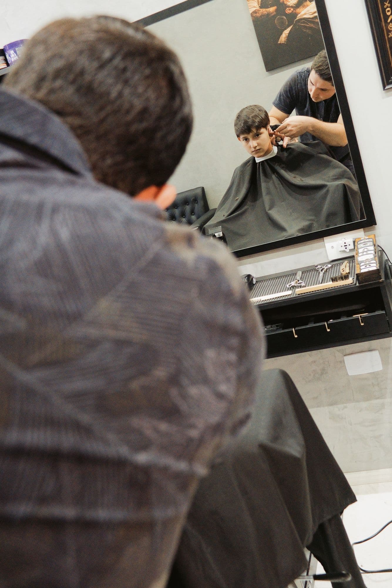 Estação de trabalho da barbearia com espelho e ferramentas