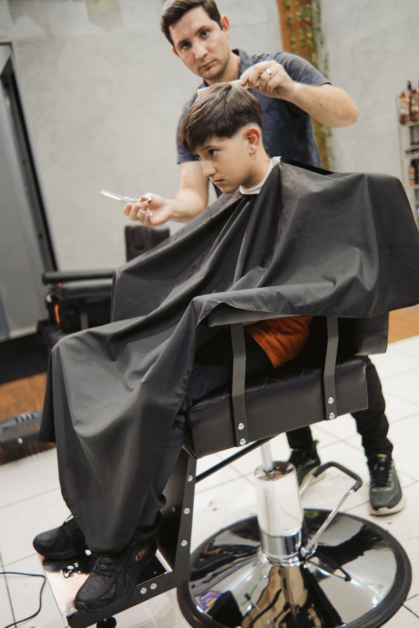 Atendimento infantil com corte de cabelo cuidadoso